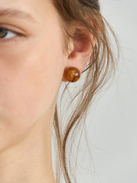 쎄꼰도 Marbled dome formica earrings, Thera