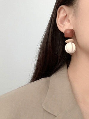 E262_White Walnutball Wood Earring