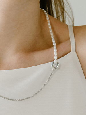 Arch Shadow Pearl Necklace