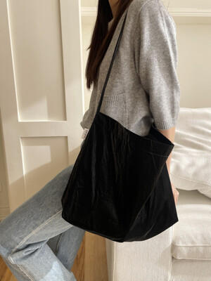 Glossy shoulder bag (black)