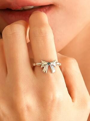 Blue diamond ribbon ring