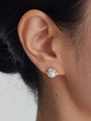Wave pearl earring