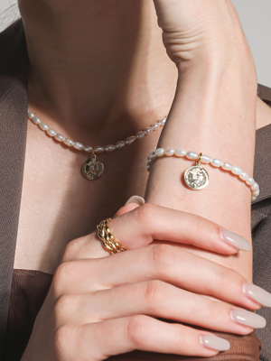 Elizabeth Coin Pendant Pearl Bracelet B0967