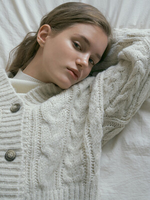 V. bold cable knit cardigan (cream beige)