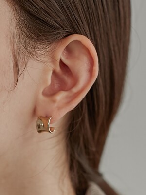 Hollow warp earring (gold)