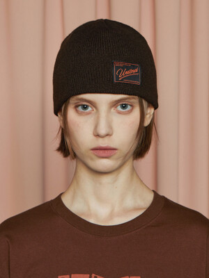 LOGO LABEL BEANIE / DARK BROWN