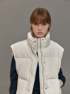 CROP GOOSE DOWN VEST (OAT MILK)