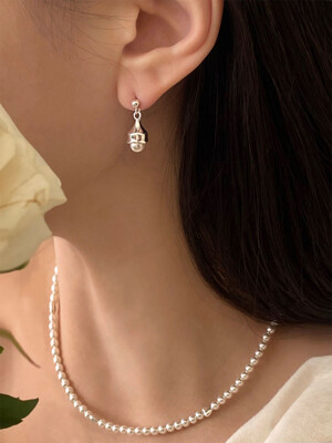 Dewy pearl earring