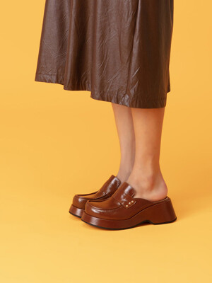 Touve Clog Mules in Textured Brown