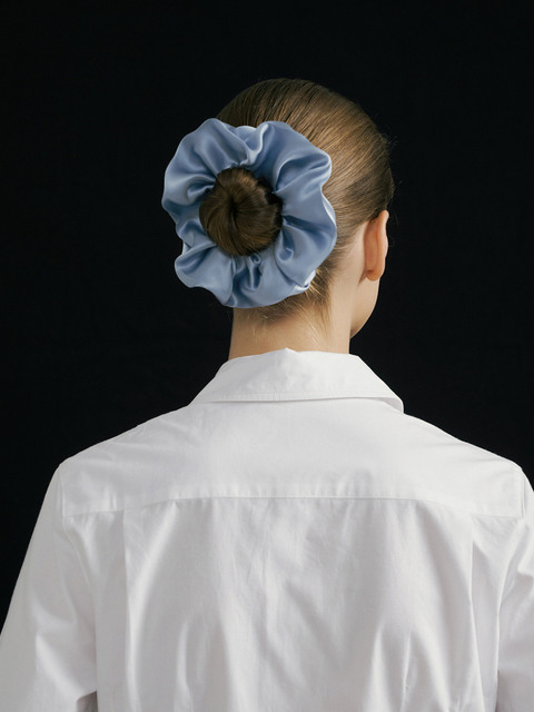 헤어액세서리,헤어액세서리,헤어액세서리 - 아비나펠르 (AVVINA PELLE) - Silk Scrunchie (M) - Blue Fog