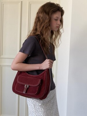 A BUCKLED POCKET SUADE SHOULDER BAG_BURGUNDY