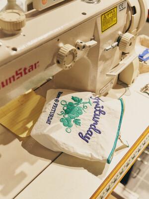 Friturday Grape Pouch White_F243AC04