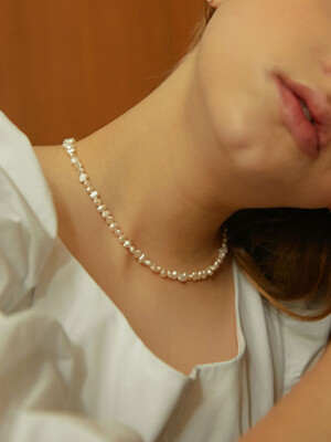 middle pearls necklace