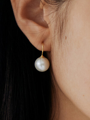 WHITE PEARL EARRING