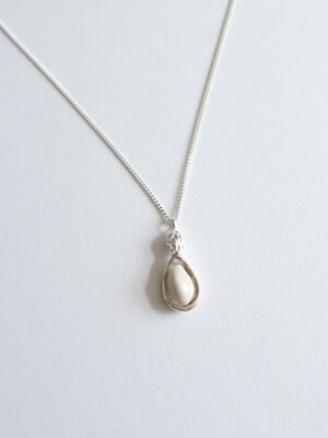 Peanut pendant necklace [DOL lily]