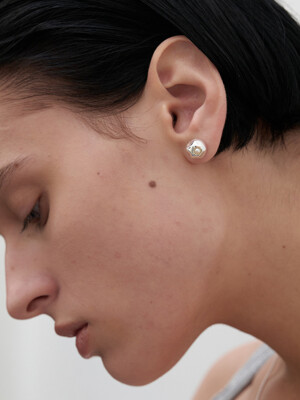 soak pearl earring - silver