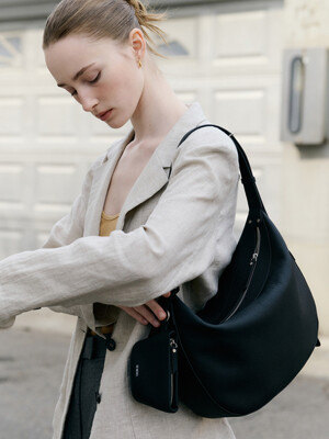 [단독] Elise Hobo Bag Medium Black