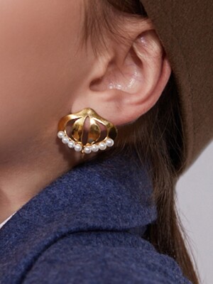 Curvy Baby Pearl Earrings