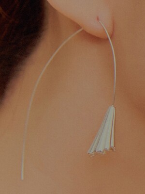비유설백 윤슬 결 와이어 귀걸이 _ Yunseul wavy curve wire earring