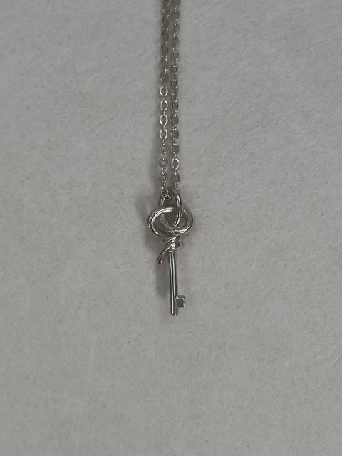 파예 14k Knotted key necklace