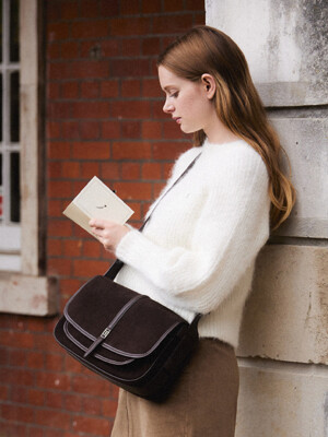 CLASSIC LOGO POST BAG [BROWN - SUEDE]
