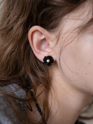 Gleaming knit flower earring (Black)