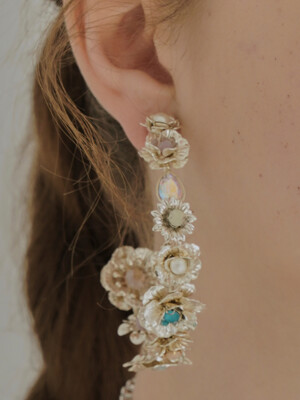 white floral que earring