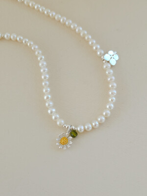 spring daisy necklace