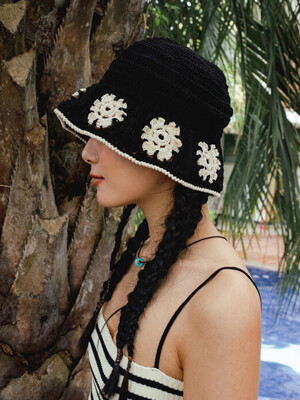 HANDMADE FLOWERS BUCKET HAT_black