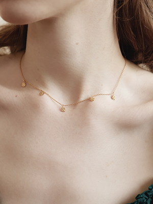 Simple five space jewel necklace