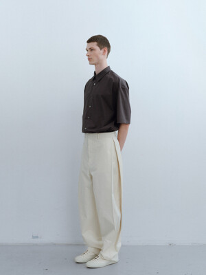 side tuck curved pants (cream)