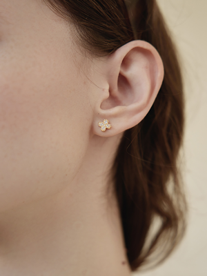 Simple quatrefoil earring