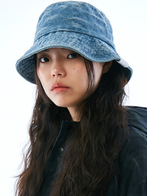 SCRATCH LIGHT DENIM BUCKET HAT