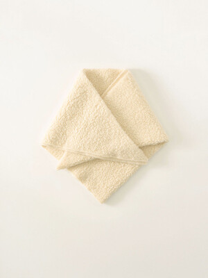 Triangle wool muffler (Ivory boucle)