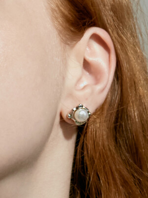 Wave posh pearl earrings