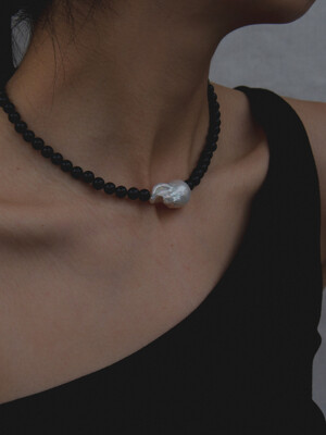 Baroque pearl black necklace