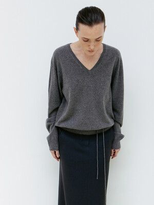 [단독]CASHMERE BLEND V-NECK PULLOVER [DARK GRAY]