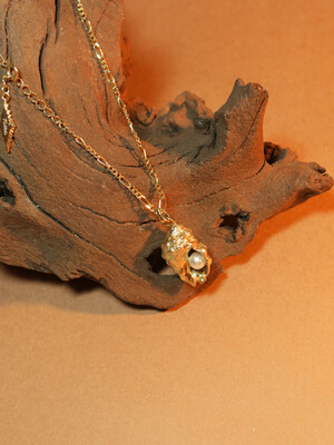 Conch gold necklace