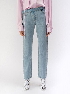BELTED STRAIGHT-LEG JEANS (LIGHT BLUE)