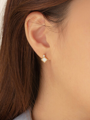 Color Stud With Pearl