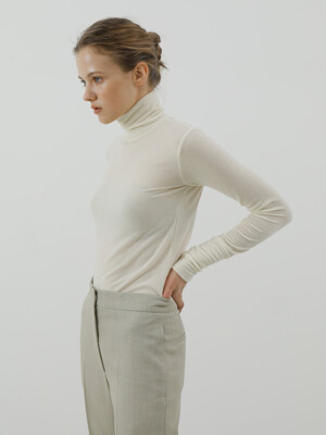 Wool-blended high-neck Top_Ivory