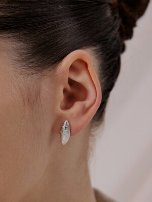Flow earrings | 스터드 텍스처