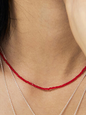 선홍색 비즈 목걸이 A scarlet beads necklace