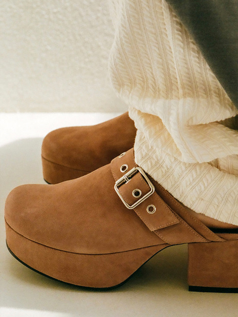 뮬/슬리퍼 - 먼데인 먼데이 (Mundane Monday) - Platform Biker Mule in Sand Pink