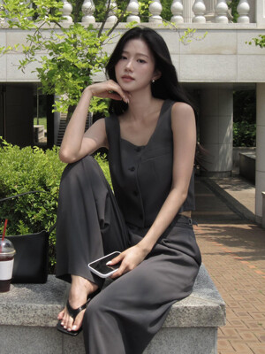스퀘어넥 크롭 버튼 베스트_AWWVTP21710