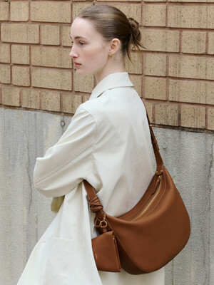 [단독] Elise Hobo Bag Medium Tan Brown