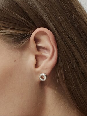 Curvy circle earring