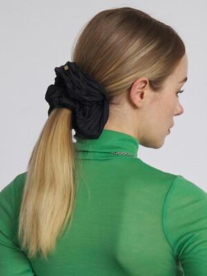 SCRUNCHIE / JEWEL / PLEATS / BLACK