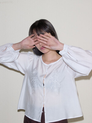Shirring sleeve embroidery blouse(ivory)