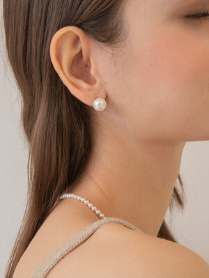 Basic Pearl Earring
